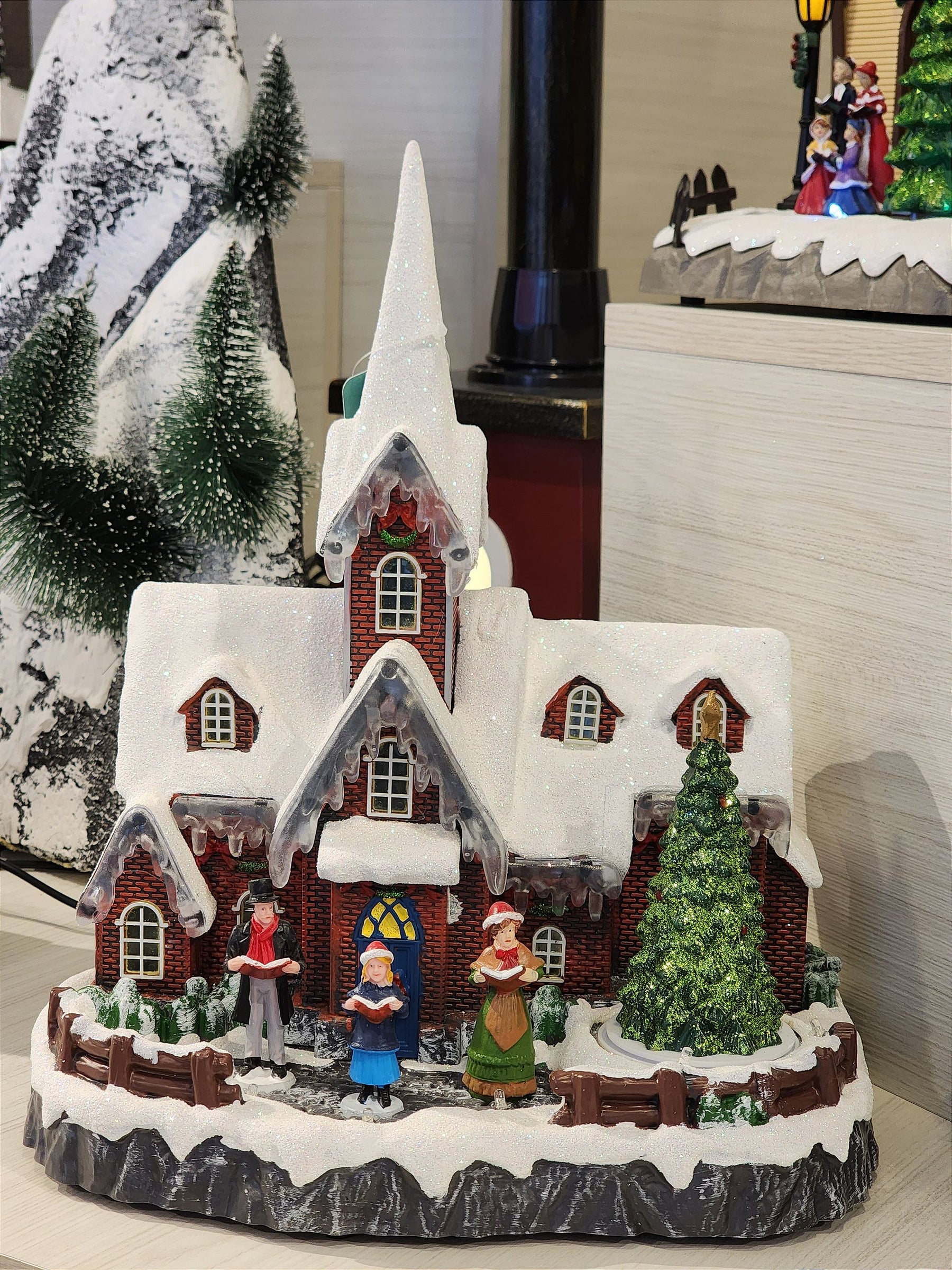 CENÁRIO VILA NATALINA IGREJA COM ÁRVORE E CORAL 31CM