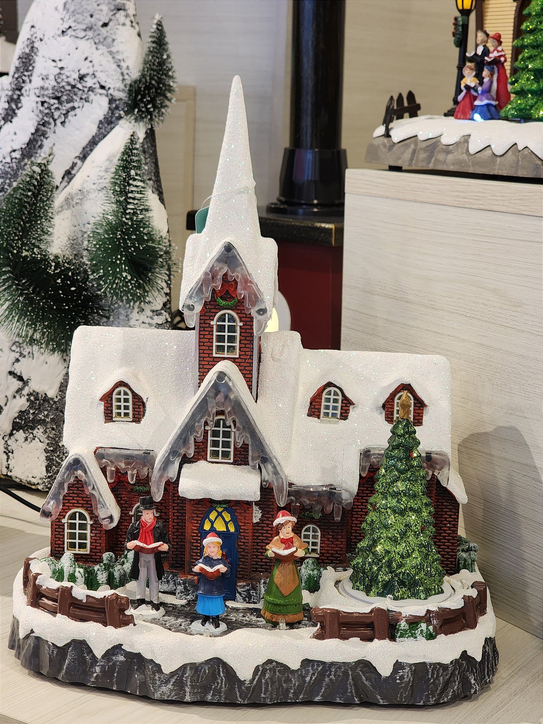 CENÁRIO VILA NATALINA IGREJA COM ÁRVORE E CORAL 31CM